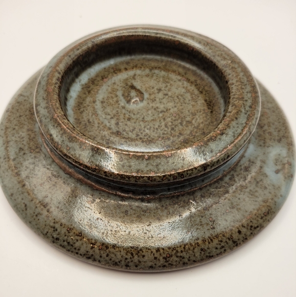 Rustic Handtrown Stoneware Lidded Handle Pot. - Picture 5 of 11